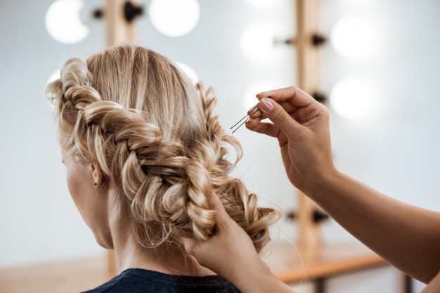 female-hairdresser-making-hairstyle-blonde-woman-beauty-salon_176420-4455